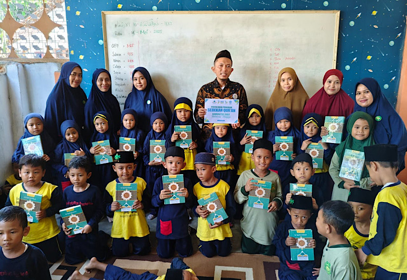  Komunitas Riau Mengaji dan LAZDAI Peduli Salurkan Alquran ke TPA Madrosatul Qur’an Baiturahman Jatiagung