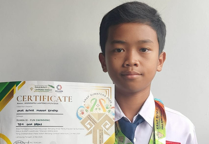  Siswa SMPIT Daarul Ilmi Umar Fathir Nurhan Juara II Lomba Renang Piala Bupati Lampung Tengah