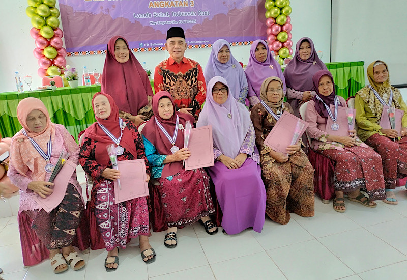 Lansia Lampung Barat Diwisuda di Balikbukit, Semangat Belajar Tak Pandang Usia