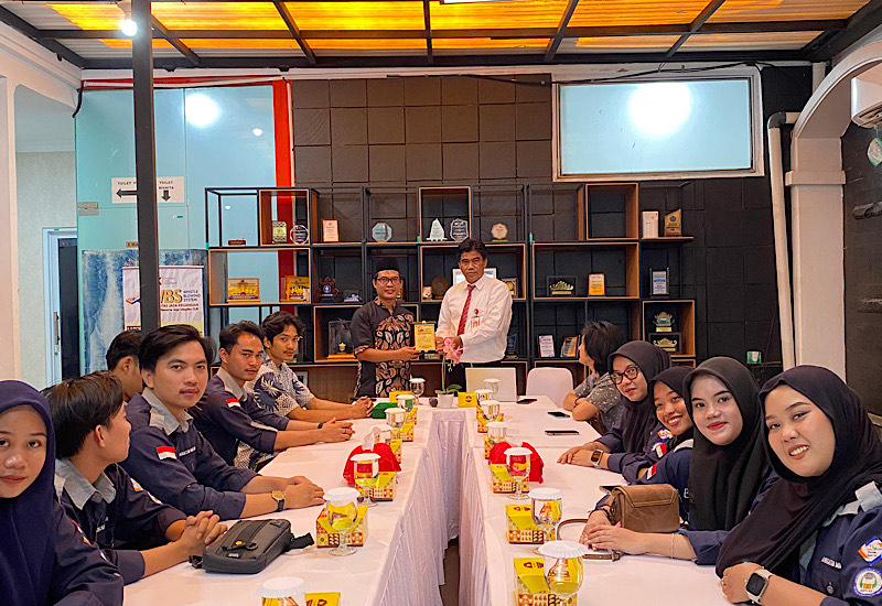  Mahasiswa Ekonomi Syariah UML Dipimpin Abizar Kunjungi OJK, Pahami Literasi dan Inklusi Keuangan