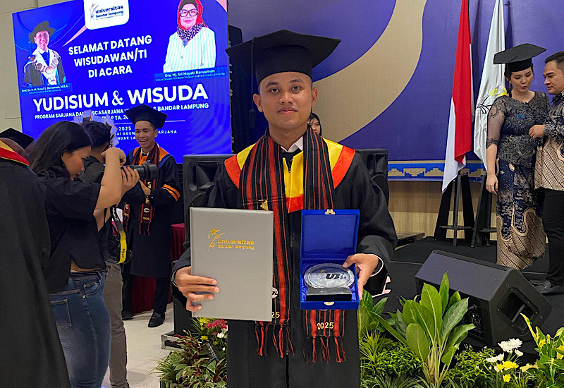  M Cakra Bima Wisudawan Terbaik UBL IPK 4,00: Publikasi Artikel Ilmiah Internasional dan Ketua Risma Da’watul Ihsan