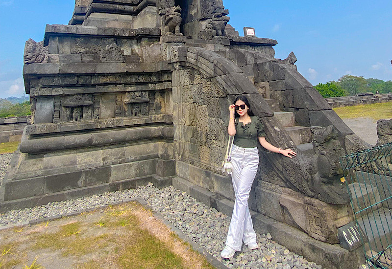  Model Lampung Fegi Kesuma Nikmati Candi Prambanan Bersama Keluarga
