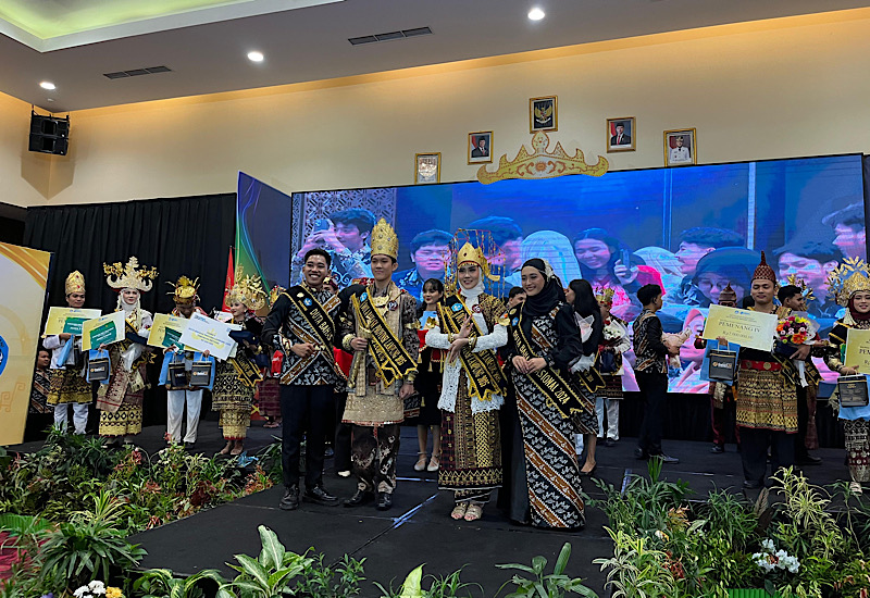  Mahasiswa Universitas Teknokrat Indonesia M Azra Lilam Putra Juara I Duta Bahasa Provinsi Lampung 2025