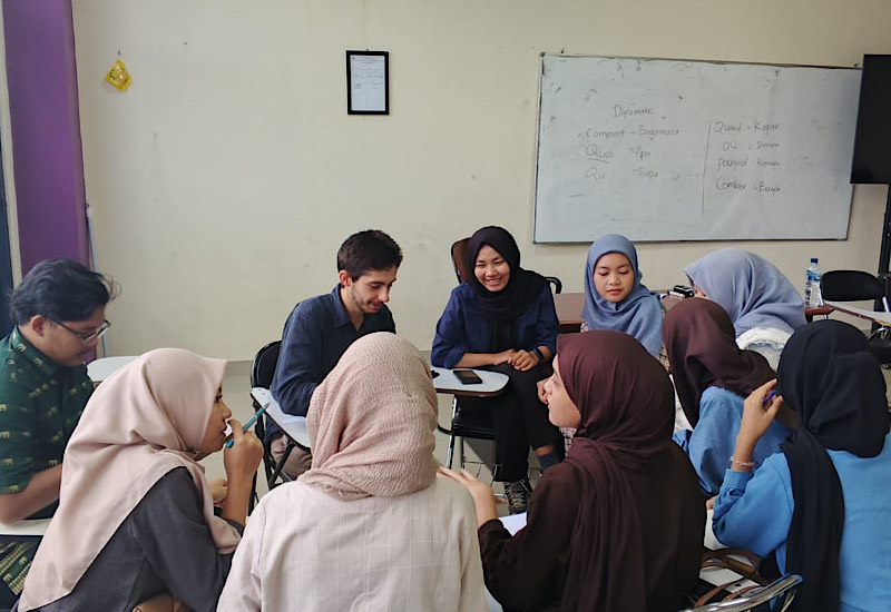 Mahasiswa Pendidikan Bahasa Prancis FKIP Unila Antusias Préparation DELF Bersama Joris dan Myriam