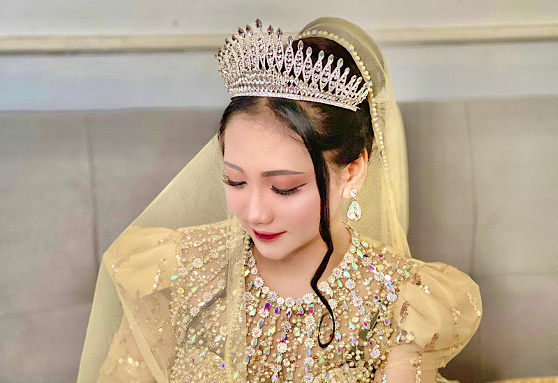 Model Fegi Kesuma Dipercaya Susy Aby Make-Up & Wedding Promosikan Gaun Premium