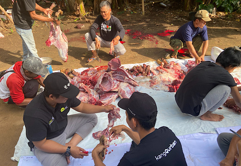  Kurban IZI Aja Bawa Kebahagiaan dan Kebersamaan Warga Kampung Ngebin Desa Muaraputih Natar Lamsel