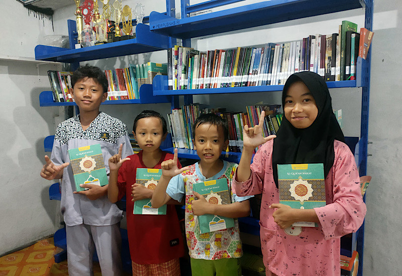  Taman Baca Anjung Pintar Tanggamus Terima Alquran dari Komunitas Riau Indonesia Mengaji Melalui LAZDAI