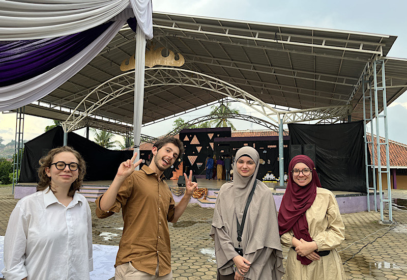  Mahasiswa Asal Prancis Kagumi Pertunjukan Fraparts 2025 di Kampus A FKIP Unila