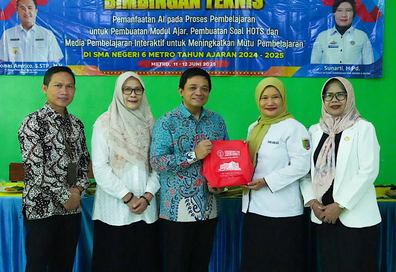  Dosen Magister Bahasa Inggris Universitas Teknokrat Indonesia Tingkatkan Kompetensi Deep Learning SMAN 6 Metro