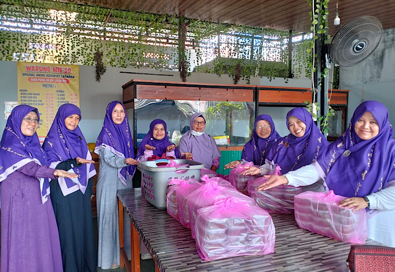  PW Salimah Lampung Bagikan Ratusan Daging Kurban Siap Santap