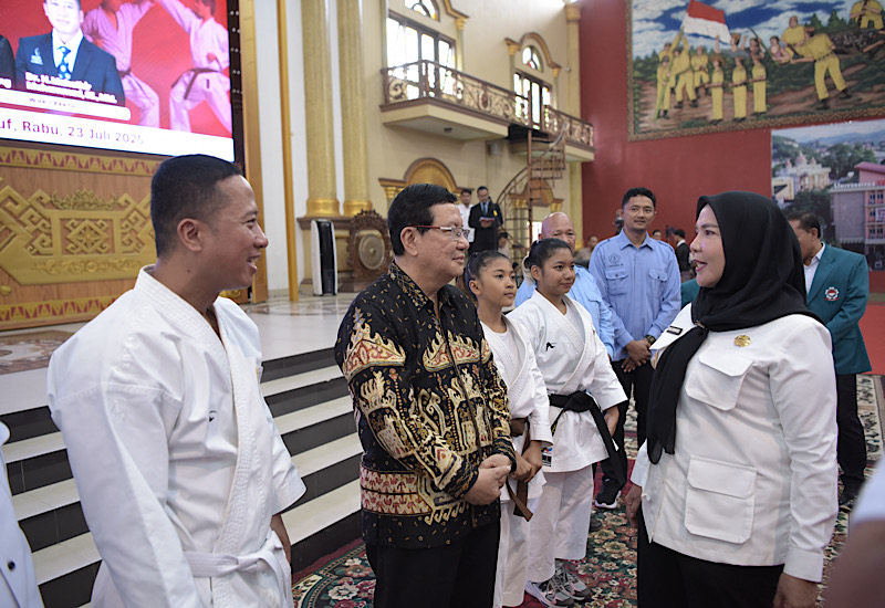  Pelantikan Pengcab KKI Bandar Lampung di Universitas Teknokrat Indonesia, Eva Dwiana Berangkatkan Umrah 10 Karateka