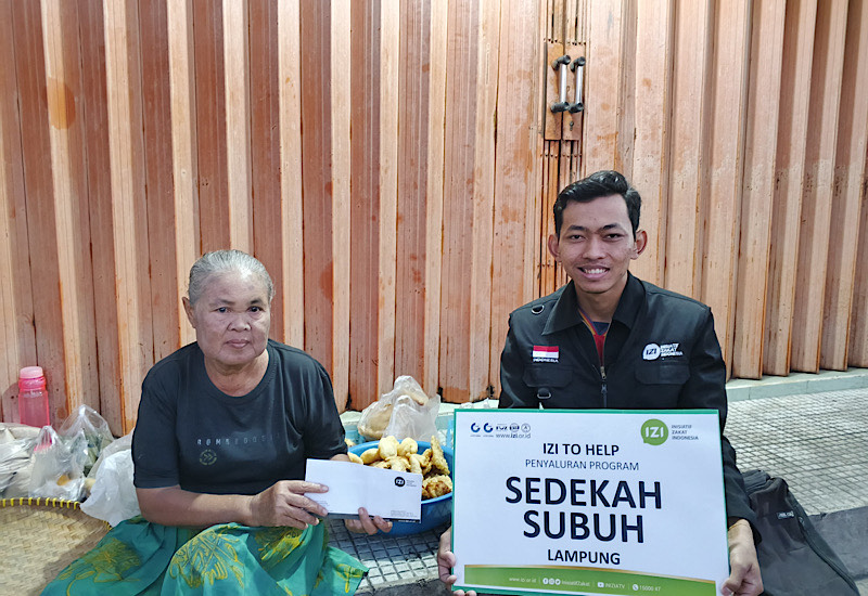  Program Sedekah Subuh IZI Lampung Bantu Sriati Penjual Kue