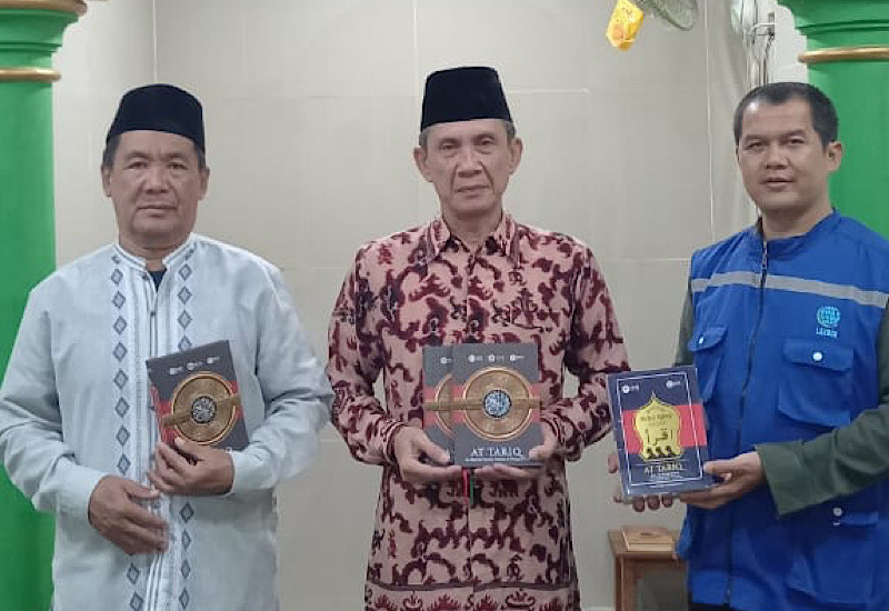  Komunitas Riau Indonesia Mengaji dan LAZDAI Tebar Alquran dan Iqro ke Musala Baitussalam Rajabasa