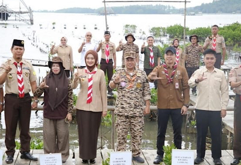  Pramuka SMA Al Kautsar Pimpinan Azzam Tanam 1.000 Mangrove di Cuku Nyi Nyi Pesawaran, Jihan Nurlela Kasih Dua Jempol