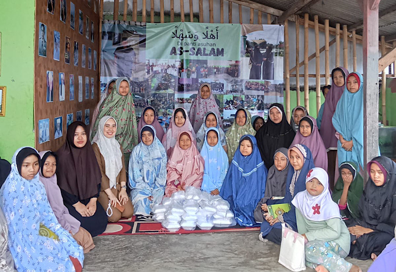  Alumni SMAN 2 Bandar Lampung Angkatan 2003 Salurkan 700 Paket Nasi Lauk Ayam Lengkap ke Beberapa Panti Asuhan