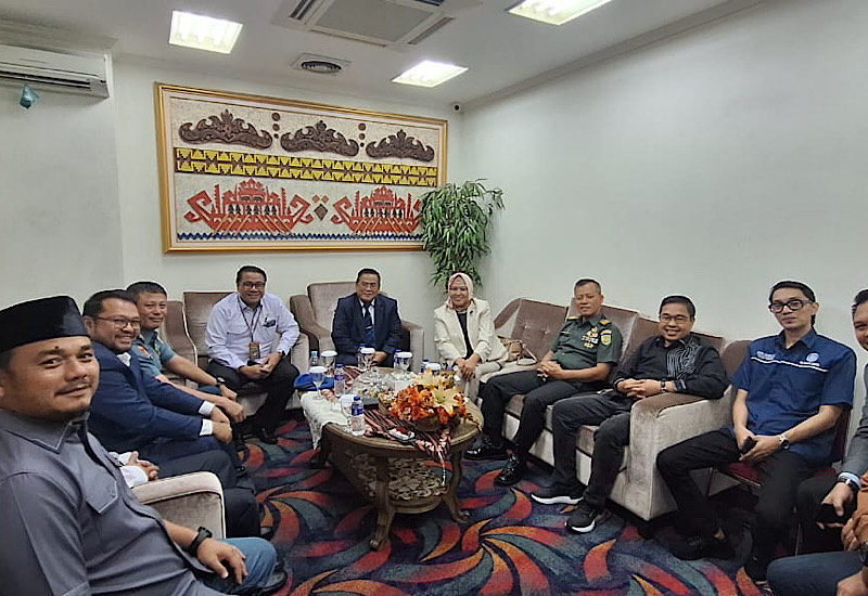  Wahrul Fauzi Hadiri Pelantikan PBH Peradi Lampung