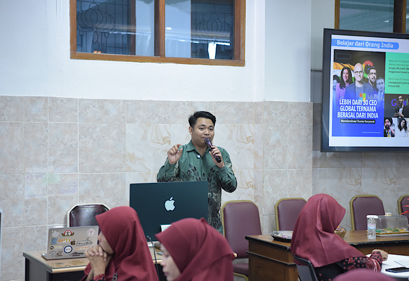  Dosen Universitas Teknokrat Indonesia Bekali Guru SMA Muhammadiyah 1 Metro Ilmu Koding
