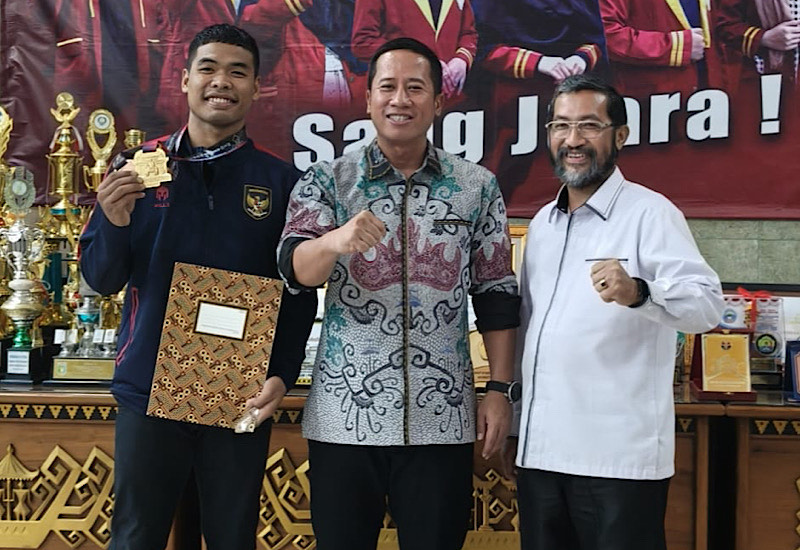  Wakil Rektor Universitas Teknokrat Indonesia Mahathir Muhammad Lepas Karateka Lampung ke SEA Games 2025