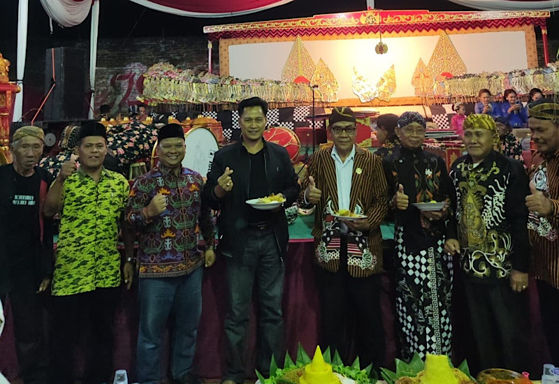  Agus Djumadi Apresiasi Wayang Kulit Sambut Suroan di Gunungterang, Mantan Rektor Unila Sugeng P Harianto Hadir