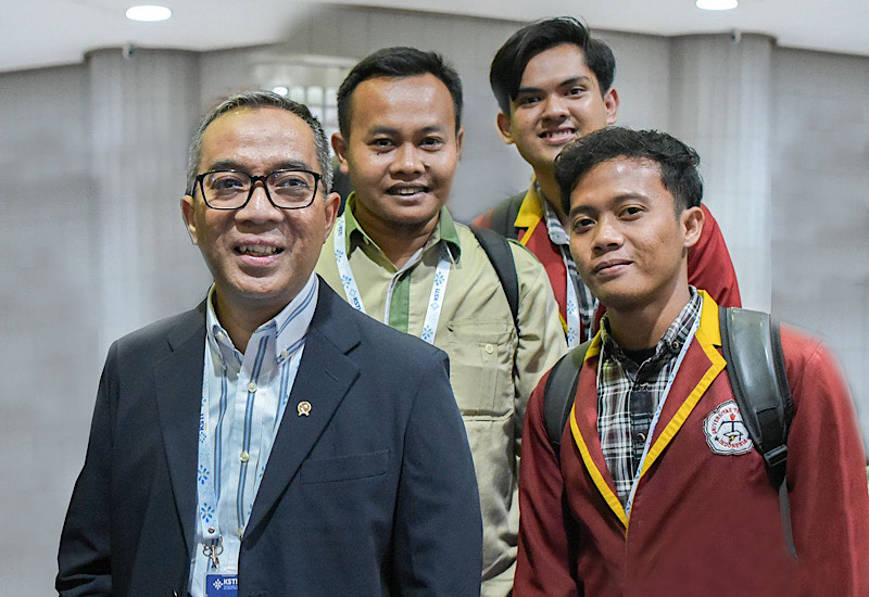  Mendiktisaintek Brian Yuliarto Apresiasi Tinggi Digital Smart Composter Karya Universitas Teknokrat Indonesia