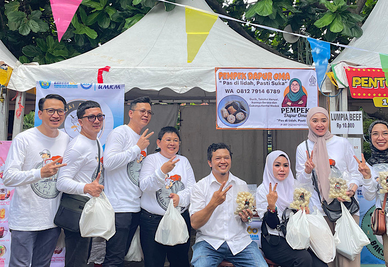  Wakil Bupati Pesisir Barat Irawan Topani Apresiasi Bazar UMKM HUT Ke-60 dan Reuni Akbar SMAN 2 Bandar Lampung