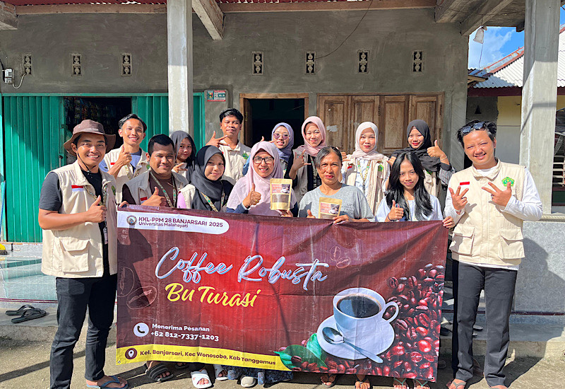  Mahasiswa Universitas Malahayati Dorong Digitalisasi UMKM Kopi di Banjarsari Tanggamus