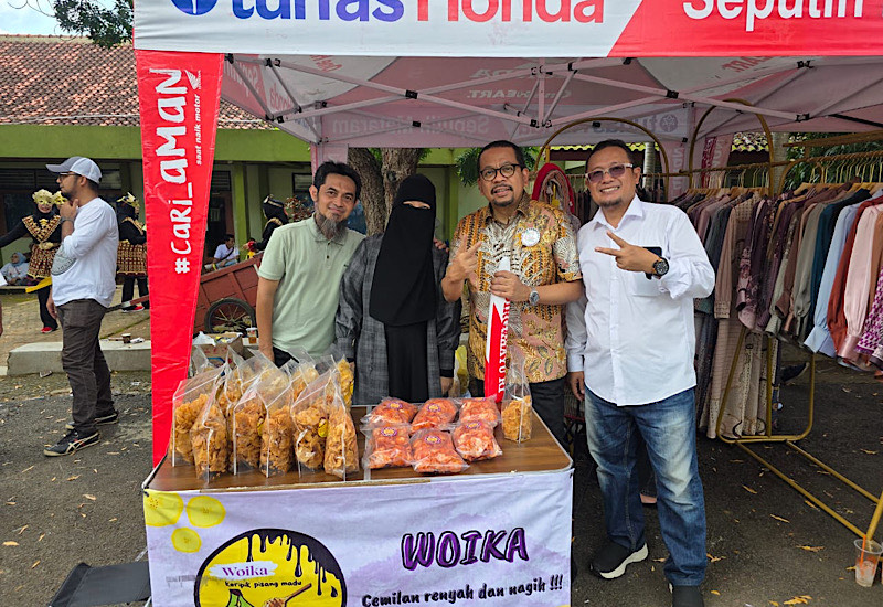  Wakil Kepala Staf Kepresidenan M Qodari Borong Dagangan Bazar UMKM HUT Ke-60 dan Reuni Akbar SMAN 2 Bandar Lampung
