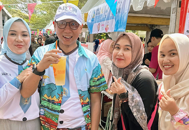  Peserta Bazar UMKM HUT Ke-60 dan Reuni Akbar SMAN 2 Bandar Lampung Bersyukur Laris Manis, Senang Foto Bareng Gubernur