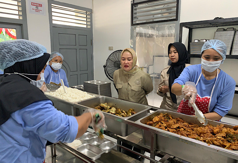  Dwita Ria Gunadi Tinjau Proses Masak hingga Distribusi di SPPG Banarjoyo Lampung Timur