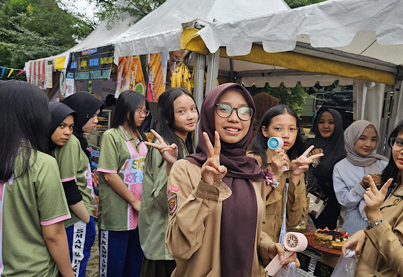  Siswa Pakai QRIS Bayar Jajanan Bazar UMKM HUT Ke-60 dan Reuni Akbar SMAN 2 Bandar Lampung, Nontunai Jadi Budaya