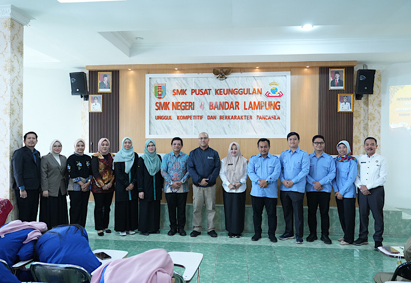  Universitas Teknokrat Indonesia Pengabdian Internasional bersama International Islamic University Malaysia di SMKN 4 Bandar Lampung