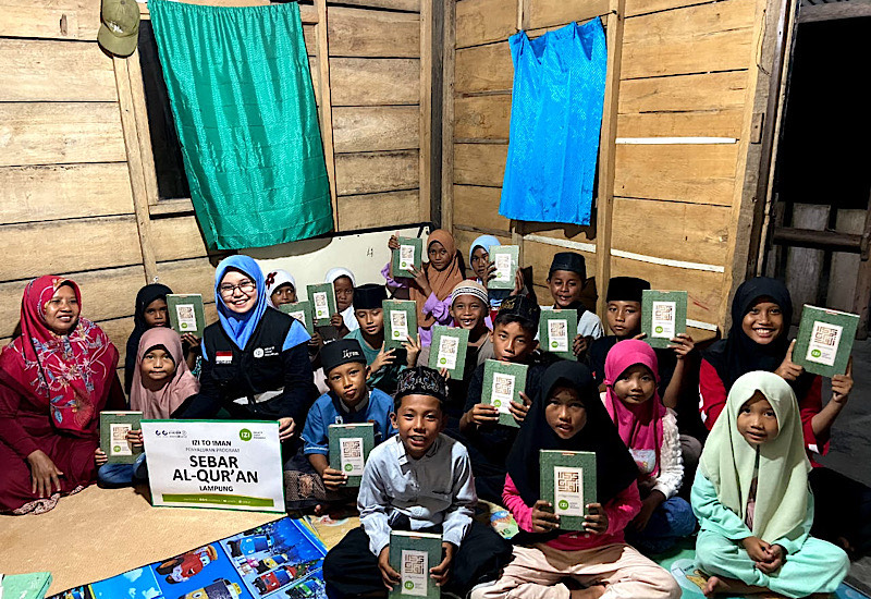  IZI Lampung Distribusikan Alquran ke Pulau Siuncal Pesawaran