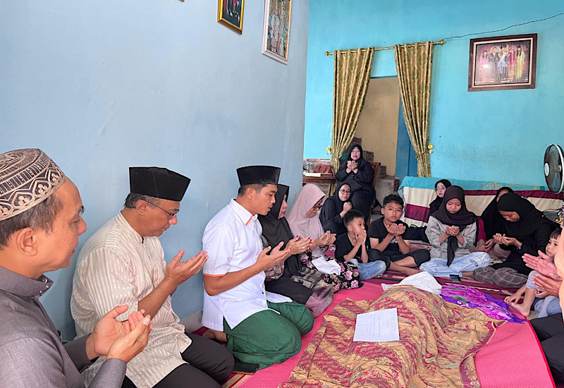  Wakili IKA SMAN 2 Bandar Lampung, Muhammad Suhada Pimpin Doa di Rumah Duka Sutan Ubaidillah Syarief