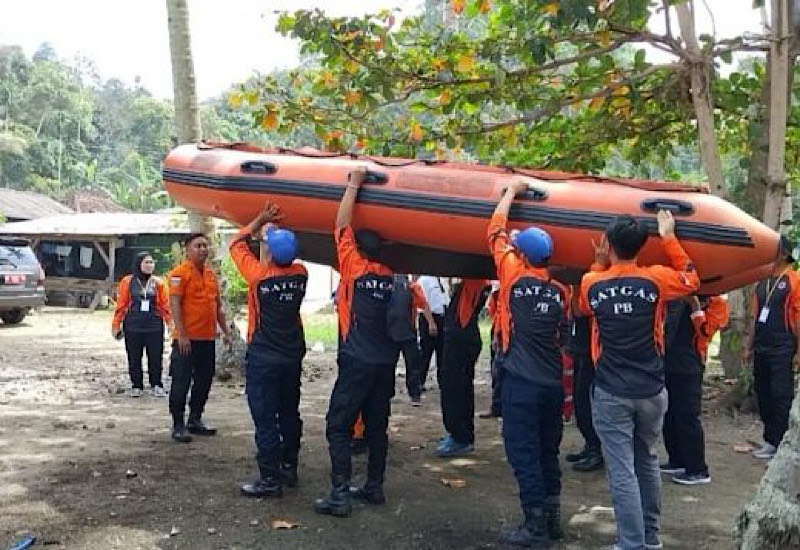 Tim Gabungan Penanggulangan Bencana Alam Khusus Air Latihan Bersama di Pantai Wisata Pihabung