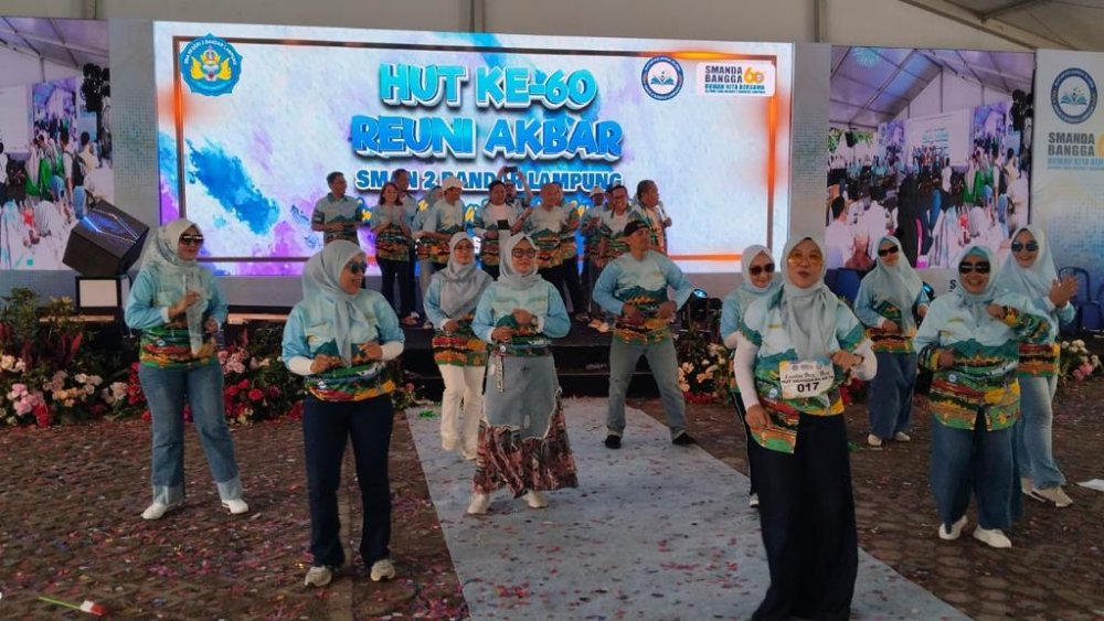  Keseruan Senam Massal Poco-Poco Meriahkan HUT Ke-60 dan Reuni Akbar SMAN 2 Bandar Lampung