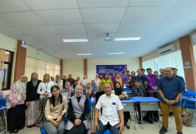  Dosen Universitas Teknokrat Indonesia Intan Hamzah Sampaikan Materi Praktik Baik Pembelajaran Membaca Menulis pada Fasilitasi Ke-BIPA-an di Lampung