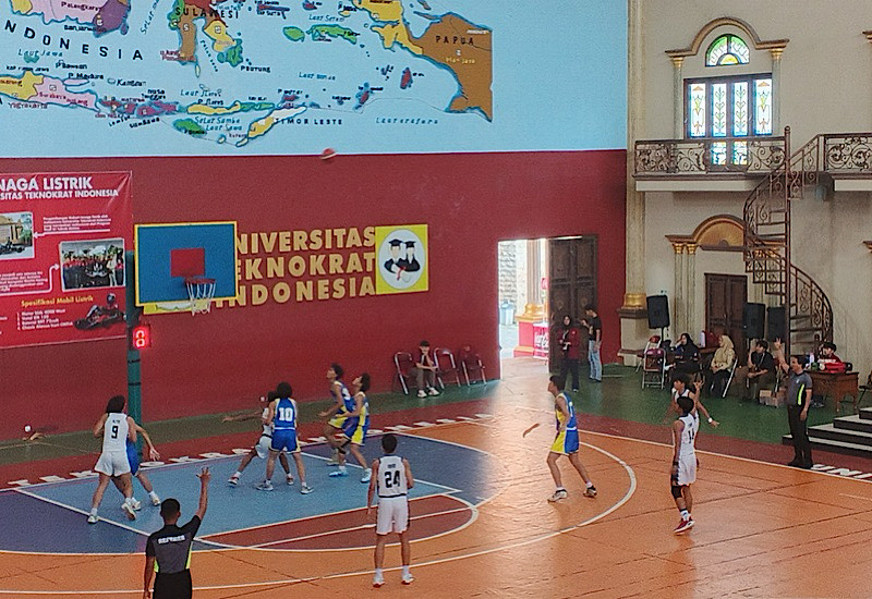  Panas di Tribun Penonton, SMAN 10 Bandar Lampung Juara I Basket Putra Smanda Olympic 2025
