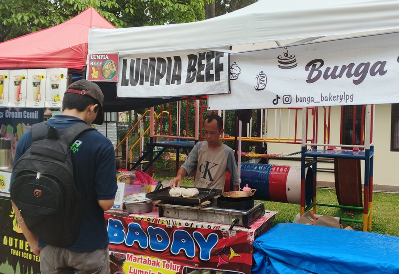  Rp10.000 Bikin Kenyang! Lumpia Beef Jadi Idola Baru Bazar Imasapra FKIP Unila
