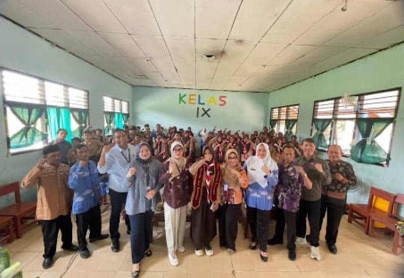  OJK Lampung Apresiasi Aliza Aulia Zahara Siswa SMPN 1 Atap Sidomulyo Juara Lomba Video Reels Hari Indonesia Menabung