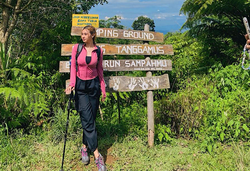  Muncak ke Gunung Tanggamus, Model Lampung Ayu Manda Rasakan Sensasi Perdana Kemah Bersama