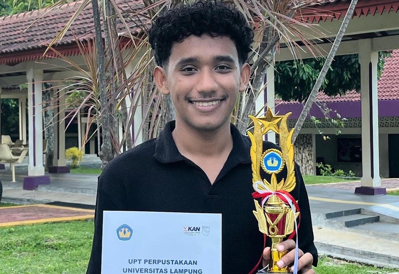  Zaki Al Farizi Mahasiswa Bahasa Prancis FKIP Unila Juara III Lomba Baca Puisi Expo Perpustakaan 2025