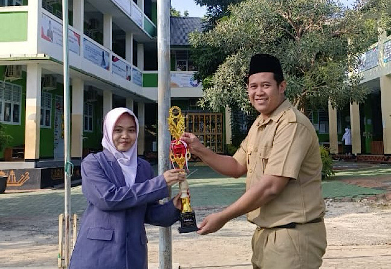  Siswi SMAIT Daarul ‘Ilmi, Juara 1 Lomba Desain Batik Tingkat Provinsi Lampung