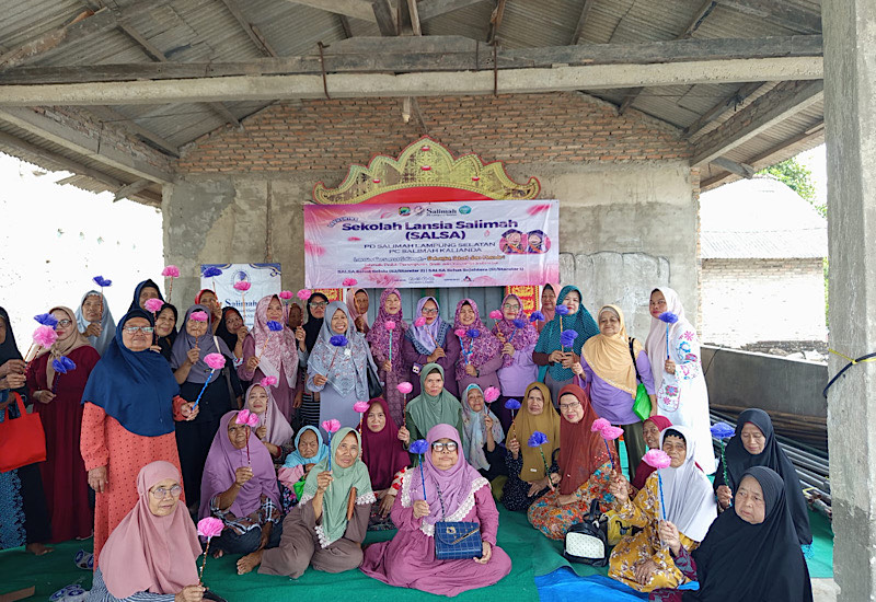  Lansia di Way Lubuk Kalianda Diajari Bikin Kembang Telur oleh Pengurus Ormas Salimah Setempat