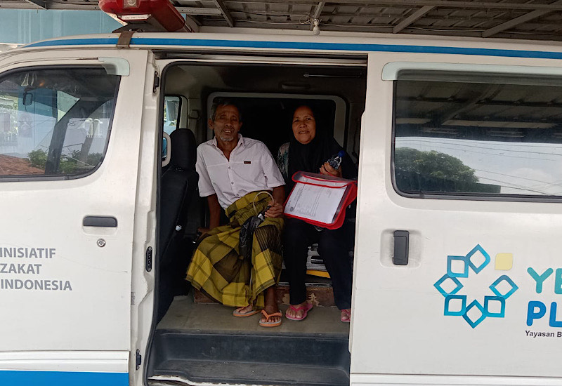 Ambulans IZI YBM PLN Antar Pasien Kanker Usus Asal Rawajitu Tulangbawang