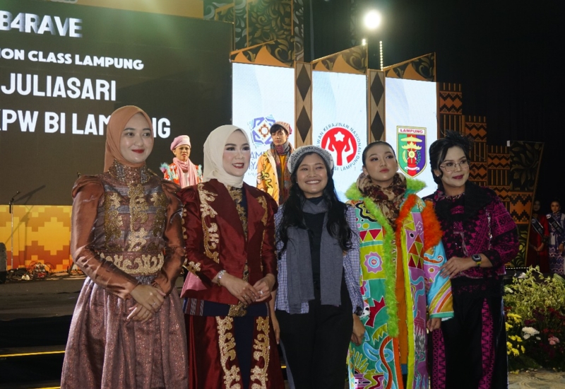  Anak-Anak Spesial Tampil Peragaan Busana Jemari Kriya Lampung, Bawakan Karya Desainer Ira Juliasari