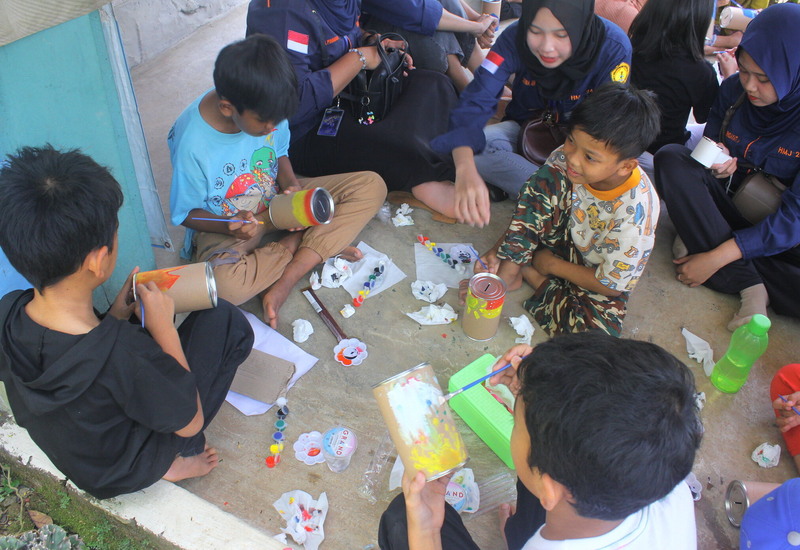  Suasana Ceria Warnai Sosial Project 2025 HMJ Ekonomi dan Bisnis Polinela di Busa Pustaka
