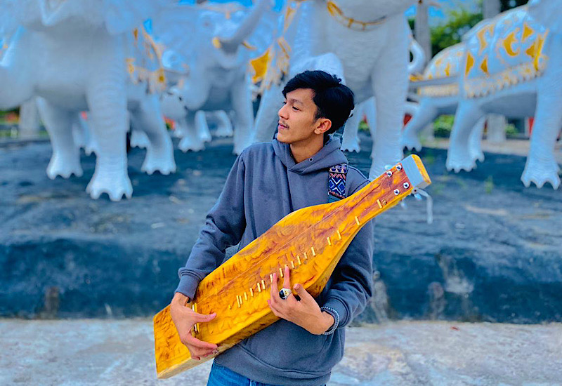  Fazarahman Segian, Pemetik Sape Viral di TikTok Alumnus Prodi Pendidikan Musik FKIP Unila