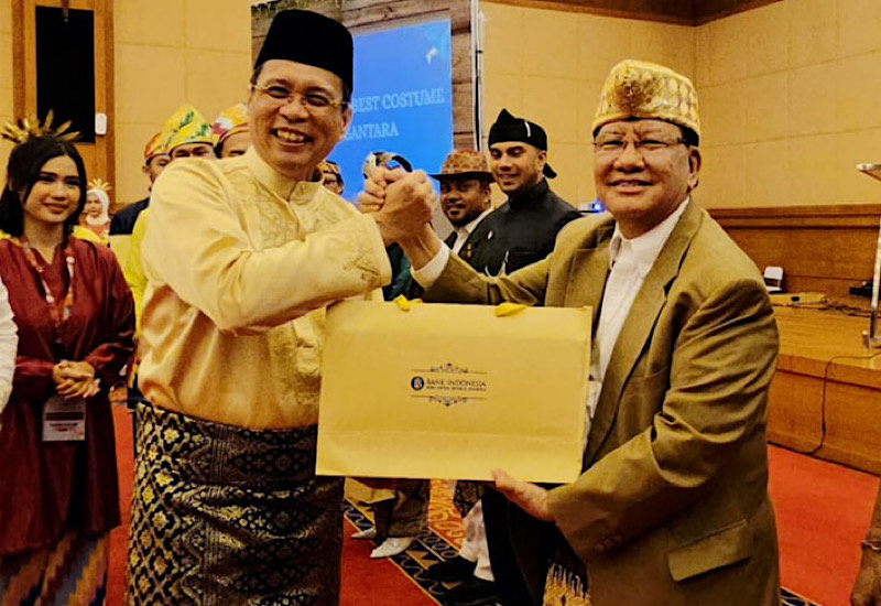  Nasrullah Yusuf Terima Penghargaan Busana Terbaik Forum Rektor Indonesia