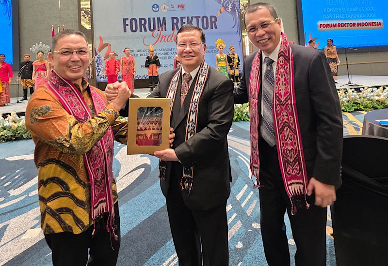  Gubernur Kalimantan Barat Ria Norsan Kagumi Tapis Lampung Suvenir Rektor Universitas Teknokrat Indonesia Nasrullah Yusuf