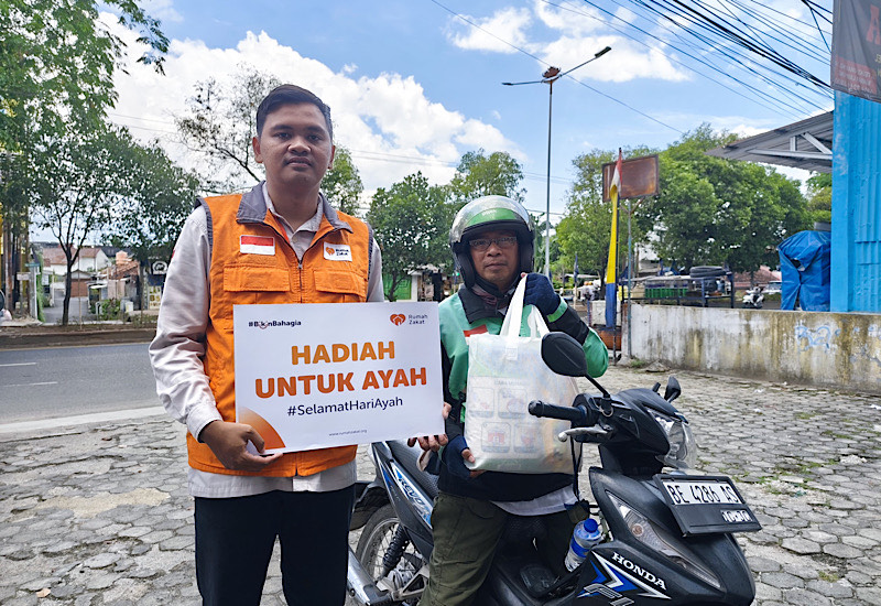  Rumah Zakat Berbagi untuk Ojol Pejuang Keluarga di Hari Ayah